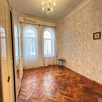 ПРОДАМ простору трикімнатну квартиру в Центрі, вул. Льва Толстого