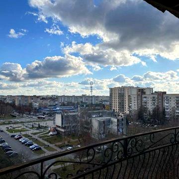 Продаж великогабаритної квартири вул. Соборності 16 В