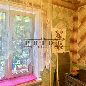 .Простора трикімнатна квартира Троєщина низький поверх!