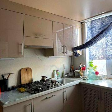 Продається двокімнатна квартира з двором, гаражом та городом