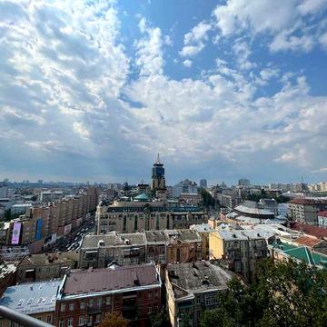 Центр, Кропивницького, 8, продаж квартири з двома паркомісцями.