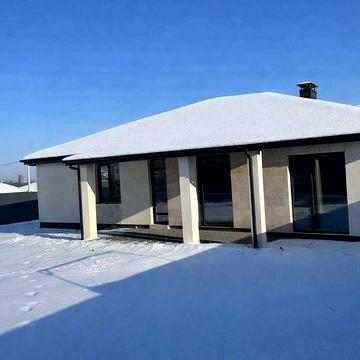 Новий будинок з терасою та охороною. Готовий до ремонту