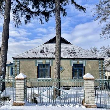 Продається два житлові будинки за ціною одного, смт Володарка