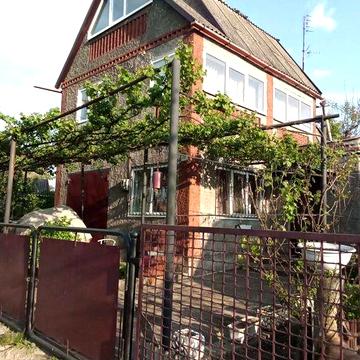 Продається доглянутий будинок-дача у тихому та спокійному районі.