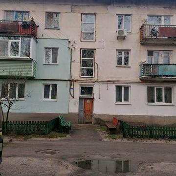 Продається приватизована , двокімнатна квартира .