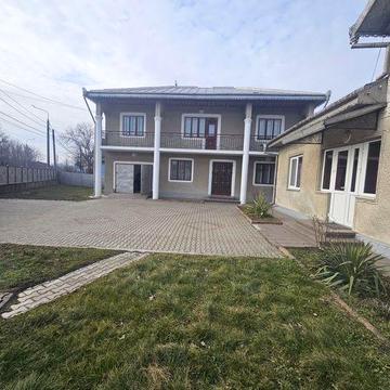 Продаж  двох  будинків  Чернівці