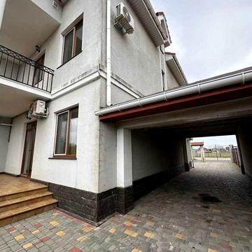 Будинок у передмicтi Чорноморську