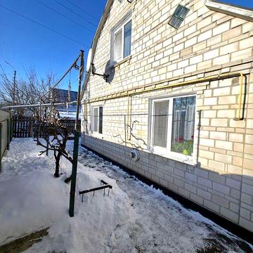 Продаж окремого будинка на  два входи.