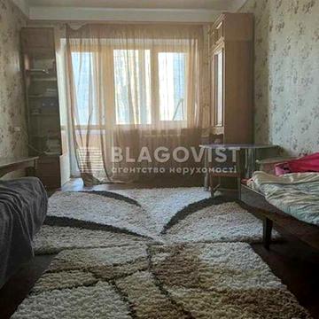 Продаж 2 кімнатної просторої квартири Харківське шосе 21\1