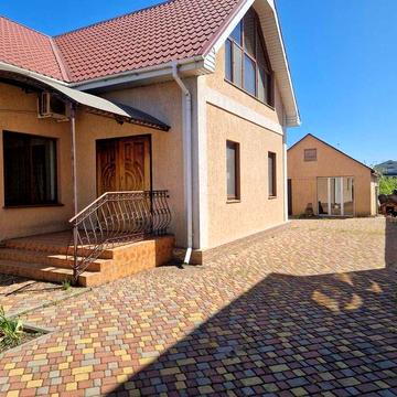 Просторий добротний будинок біля Чорноморську