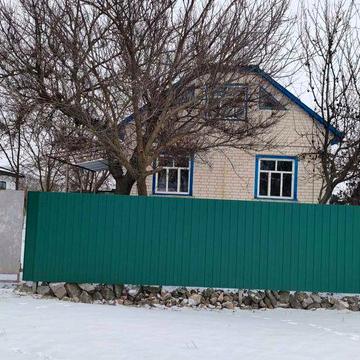 Житловий будинок та земельна ділянка