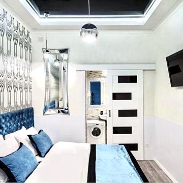 Степана Бандери вул. (), 1