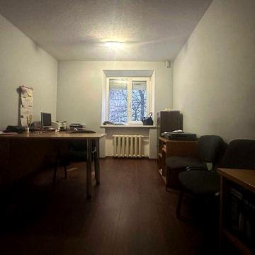 Продаж чотирикімнатної квартири на Замості