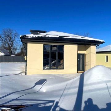 Одноповерховий будинок поруч з зупинкою!