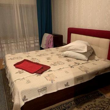 Здається дві кімнати з окремим  входом в особняку