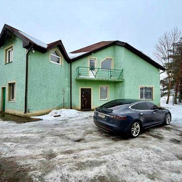 Цегляний  2-поверховий будинок з заїздом з траси КИЇВ–ЧОП