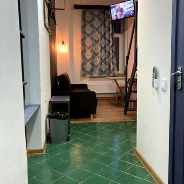 Апартаменты двухуровневые без балкона.