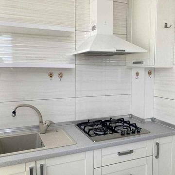 Евродвушка у моря в новом доме из красного кирпича. Мебель, техника КК