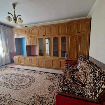 Продам 2х комн  метро, дешево.