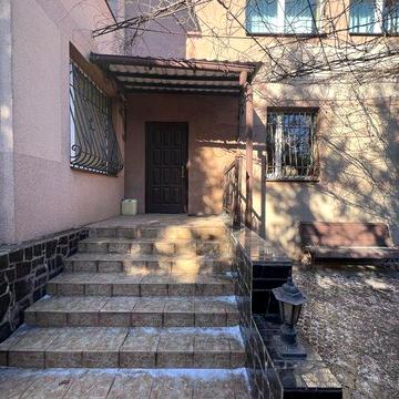 Продаж гарного будинку район Світанку  390 квм