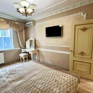 Двокімнатна з добротним класичним ремонтом на вулиці Сахарова