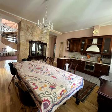 Шота Руставелі вул., 4