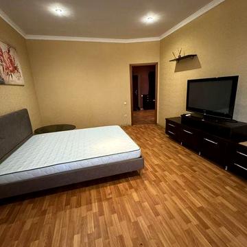 новострой Чудо город , сдам большую 1 комнатную квартиру