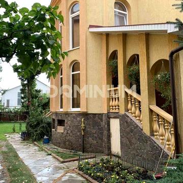 Здається в оренду просторий триповерховий котедж у м. Виноградів