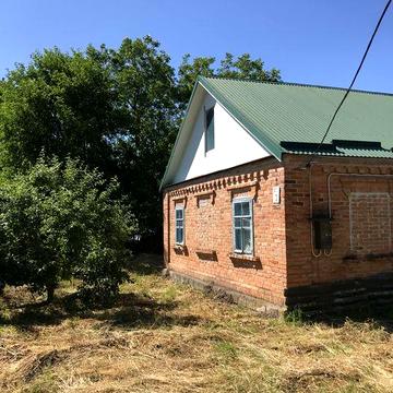 Не житловий,недобудований будинок в центі села