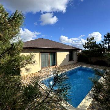 Современный одноэтажный дом с бассейном, новый ремонт, Фонтанка