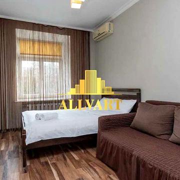 Продаж 2к квартири 2 пов., вул. Є. Коновальця Центр, м Палац "Україна"