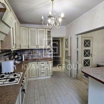 Актуальна, 2х рівнева квартира. Мінімальне оформлення.