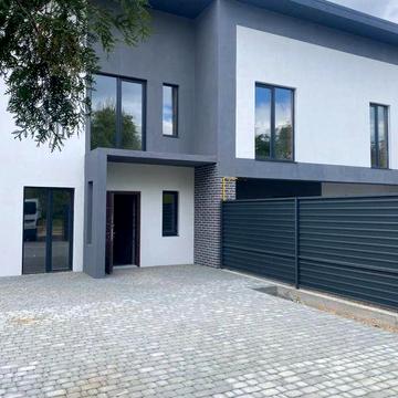 Цікавий, проект будинку на декілька входів для життя або бізнесу.