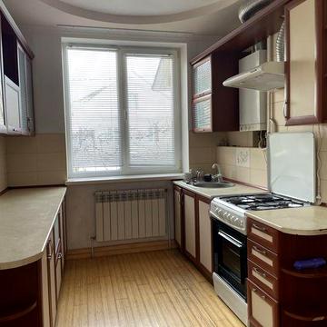 3 кімнатна квартира на першому поверсі особняка