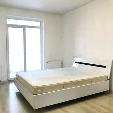 Набережна Перемоги вул., 44