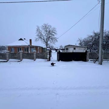 Дом з великим двором