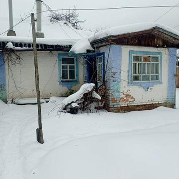 Будинок та 25 сот землі під містом.