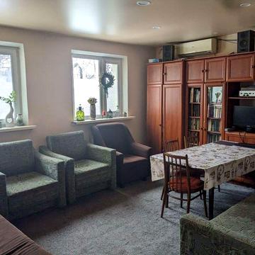 Здається гарний будинок