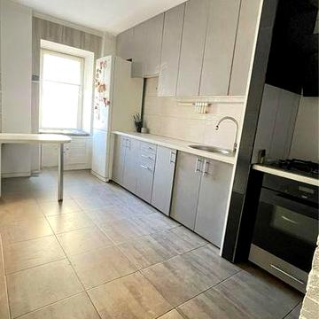 Продам 3 кімнатну , Незалежності 6-в