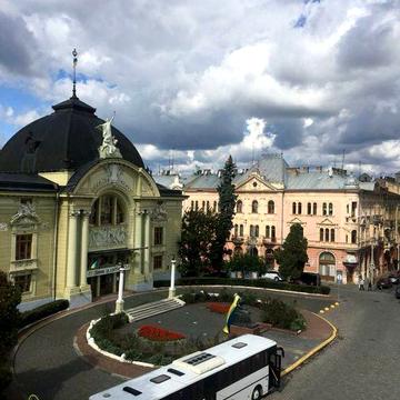 Здається 2х-кімнатна квартира на Театральній площі.