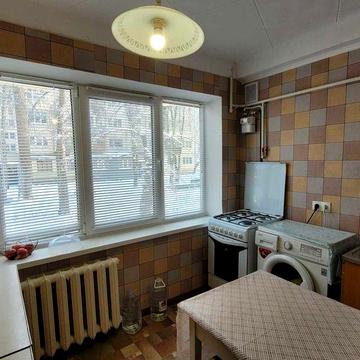 Салютна 27А. вул. Нивки. Метро Сирець 1 зупинка.