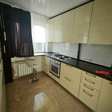 Оренда торикімнатної квартири , Набережна Перемоги 56