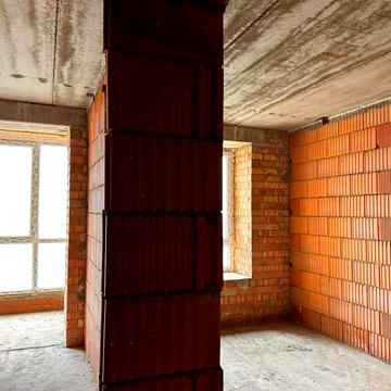 Продам велику квартиру на Сахарова в новому цегляному будинку.