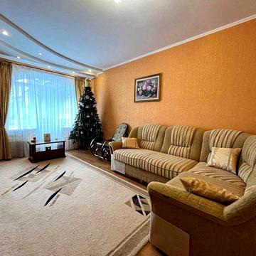 Продається простора дворівнева квартира у центрі міста.