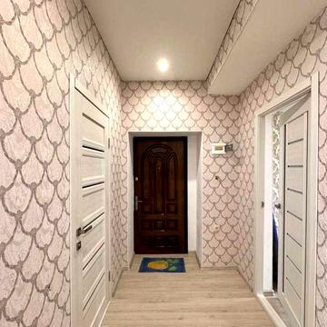 продаж 2 кімн сталінки Садова 2 поверх ремонт,гараж,закритий двір