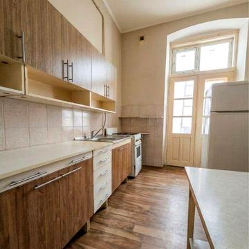 ЦЕНТР МІСТА! площа ФІЛАРМОНІЇ! Продам 2х кімн. 2ий поверх! Балкон!