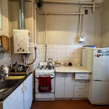 Продаж 3-кімнатної квартири сталінки на Червоній (15 школа) 1 дільниця