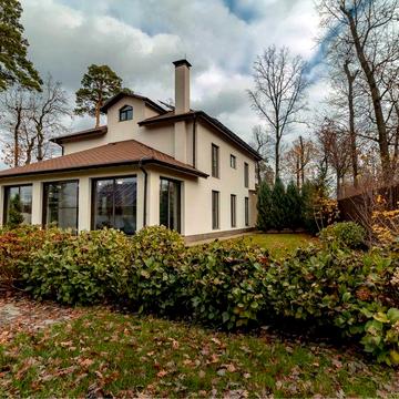 Затишний будинок у центрі Бучі з красивим ландшафтним дизайном