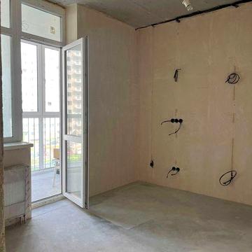 Однокімнатна квартира з частковим ремонтом