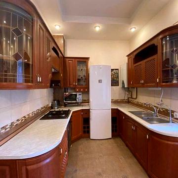 Здається особняк в центрі міста